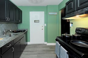 Spacious 3BR DTWN Condo with Pool