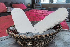 Spacious 3BR DTWN Condo with Pool