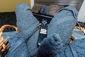 Spacious 3BR DTWN Condo with Pool