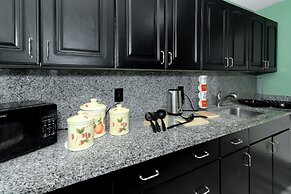 Spacious 3BR DTWN Condo with Pool