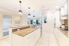 Zen Saltwater Retreat Balcony Pool Seaview