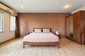 181 Ekkamai Apartment