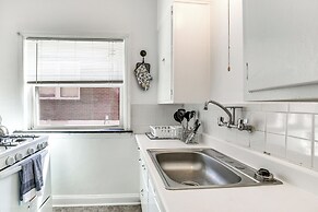 10 Mi to Downtown St Louis: Convenient Apartment!