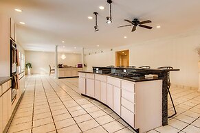 Hot Tub & Sauna: Hoffman Estates Villa in Elgin!