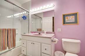 Hot Tub & Sauna: Hoffman Estates Villa in Elgin!