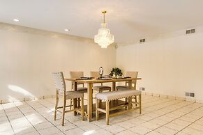 Hot Tub & Sauna: Hoffman Estates Villa in Elgin!