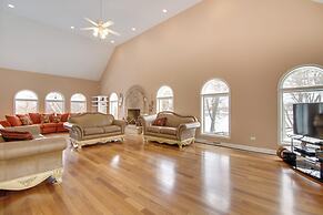 Hot Tub & Sauna: Hoffman Estates Villa in Elgin!