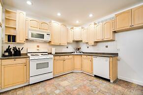 Hot Tub & Sauna: Hoffman Estates Villa in Elgin!