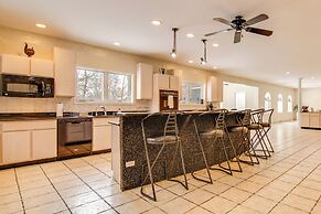 Hot Tub & Sauna: Hoffman Estates Villa in Elgin!