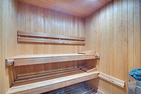 Hot Tub & Sauna: Hoffman Estates Villa in Elgin!