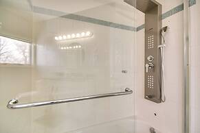 Hot Tub & Sauna: Hoffman Estates Villa in Elgin!