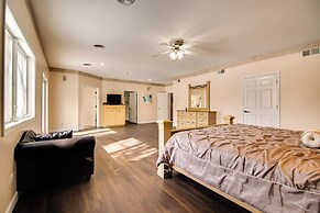 Hot Tub & Sauna: Hoffman Estates Villa in Elgin!