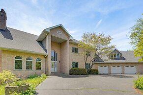 Hot Tub & Sauna: Hoffman Estates Villa in Elgin!