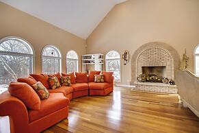 Hot Tub & Sauna: Hoffman Estates Villa in Elgin!