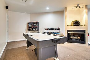 Hot Tub & Sauna: Hoffman Estates Villa in Elgin!