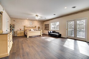 Hot Tub & Sauna: Hoffman Estates Villa in Elgin!