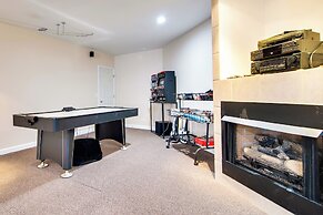 Hot Tub & Sauna: Hoffman Estates Villa in Elgin!