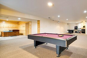 Hot Tub & Sauna: Hoffman Estates Villa in Elgin!