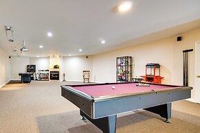 Hot Tub & Sauna: Hoffman Estates Villa in Elgin!