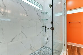 Walk to Beach & Harbor: Dtwn Pass Christian Home