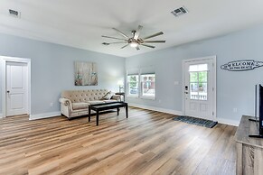 Walk to Beach & Harbor: Dtwn Pass Christian Home