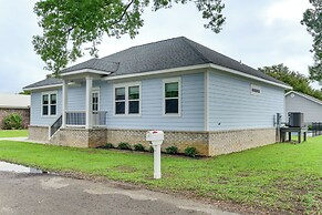 Walk to Beach & Harbor: Dtwn Pass Christian Home