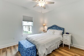 Walk to Beach & Harbor: Dtwn Pass Christian Home