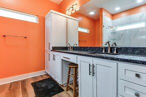 Walk to Beach & Harbor: Dtwn Pass Christian Home