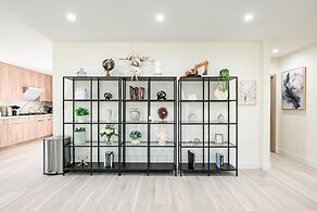 Stylish New Home Bright Modern Fully Stocked