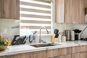 Stylish New Home Bright Modern Fully Stocked