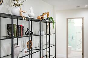 Stylish New Home Bright Modern Fully Stocked