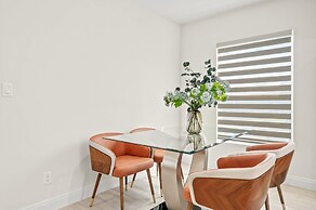 Stylish New Home Bright Modern Fully Stocked
