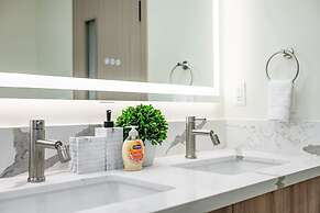 Stylish New Home Bright Modern Fully Stocked