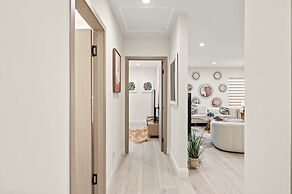 Stylish New Home Bright Modern Fully Stocked