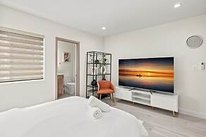 Stylish New Home Bright Modern Fully Stocked