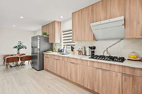 Stylish New Home Bright Modern Fully Stocked