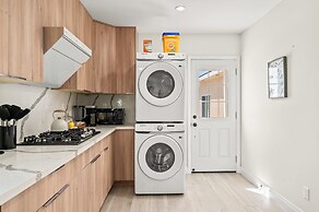 Stylish New Home Bright Modern Fully Stocked