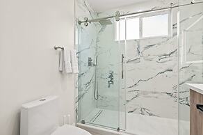 Stylish New Home Bright Modern Fully Stocked