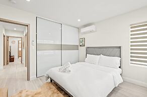 Stylish New Home Bright Modern Fully Stocked