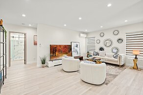 Stylish New Home Bright Modern Fully Stocked