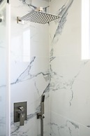 Stylish New Home Bright Modern Fully Stocked