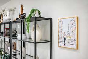 Stylish New Home Bright Modern Fully Stocked