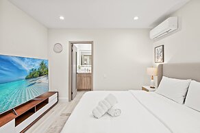 Stylish New Home Bright Modern Fully Stocked