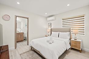 Stylish New Home Bright Modern Fully Stocked