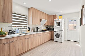 Stylish New Home Bright Modern Fully Stocked