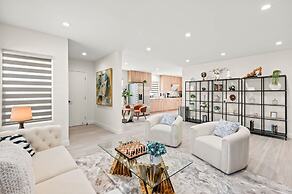 Stylish New Home Bright Modern Fully Stocked