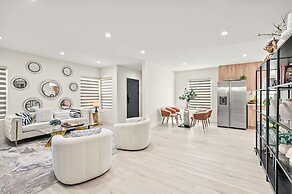 Stylish New Home Bright Modern Fully Stocked