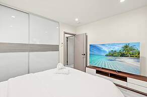 Stylish New Home Bright Modern Fully Stocked