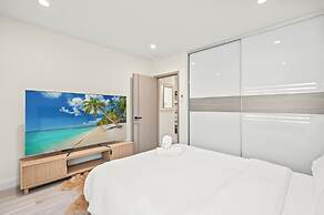 Stylish New Home Bright Modern Fully Stocked
