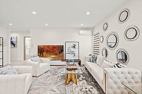 Stylish New Home Bright Modern Fully Stocked